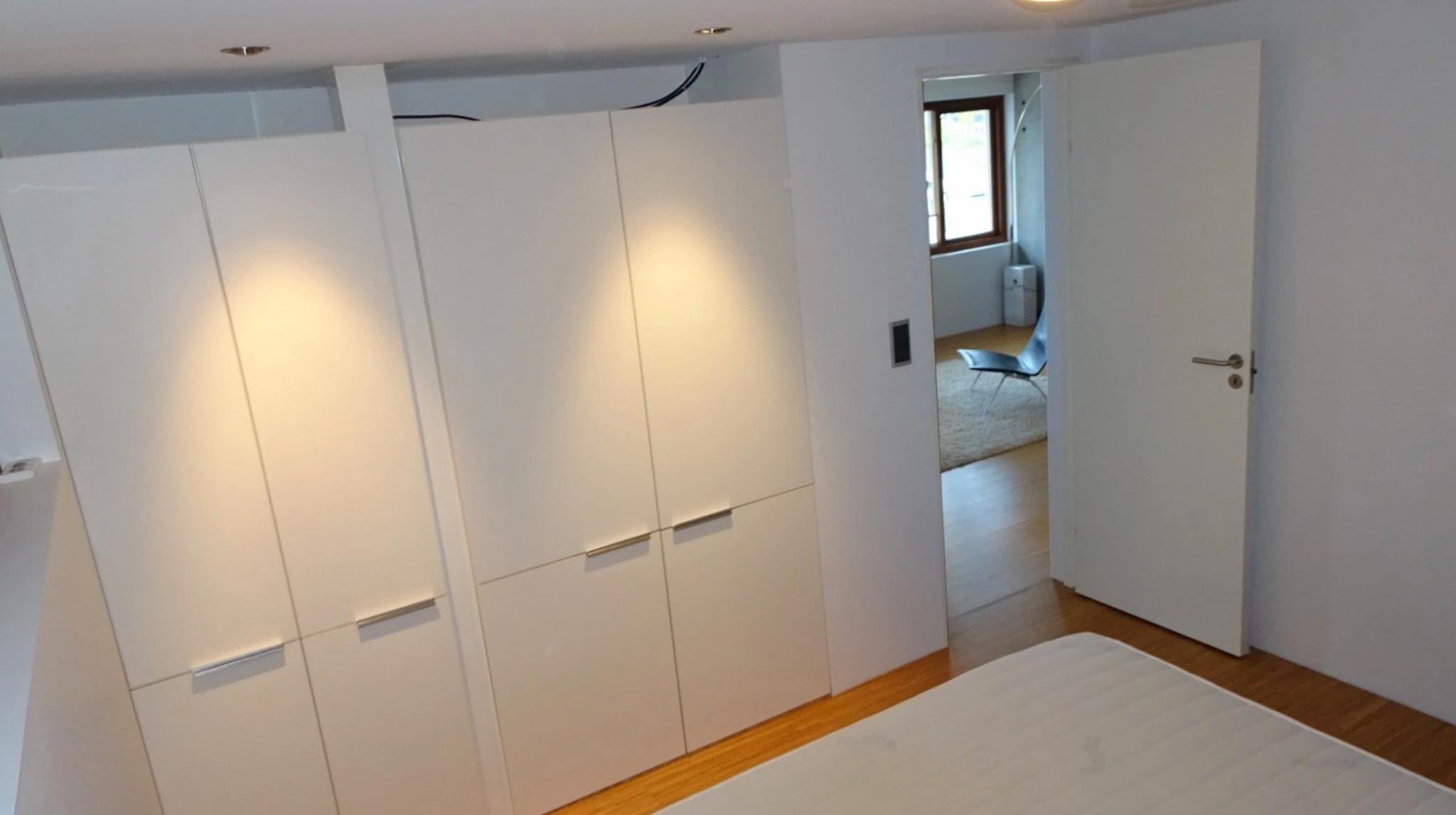 Godt med lagringsplass også på soverom. Både klesheng, hyller og skuffer med uttrekk.